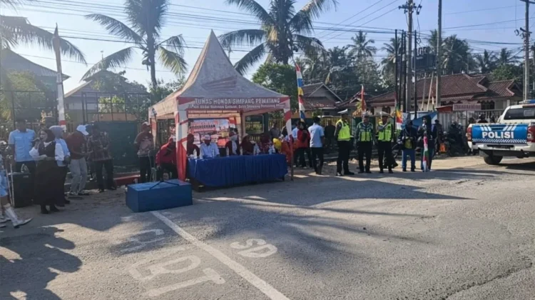 Polisi Kawal Karnaval HUT RI di Simpang Pematang