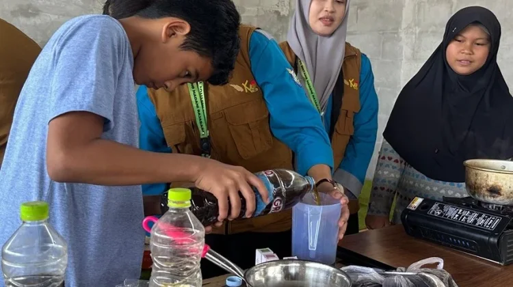 Siswa Sekolah Alam Belajar Olah Minyak Jelantah