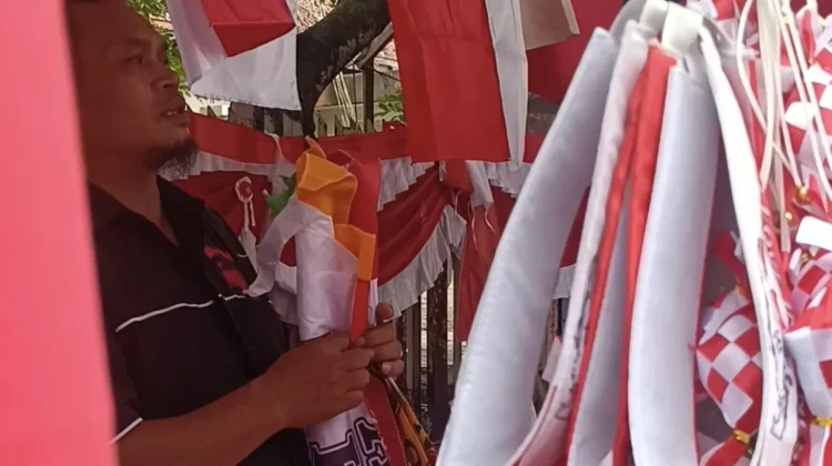 Pedagang Bendera di Bandar Lampung Keluhkan Penurunan Omzet