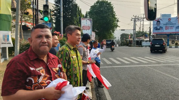 Pemprov Lampung Dorong Nasionalisme lewat Gerakan Pembagian Bendera Merah Putih