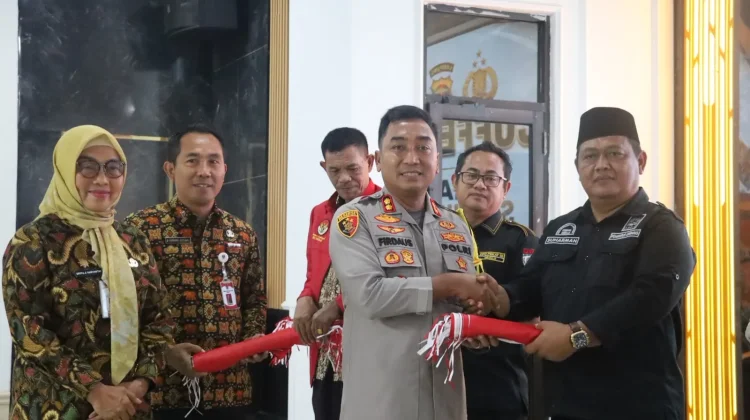 Kapolres Mesuji Serahkan Bendera kepada Sabuk Kamtibmas