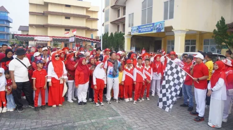 Bupati Pringsewu Ikut Jalan Sehat, Semarakkan HUT Ke-81 RI di Pagelaran