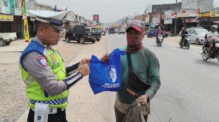 Satlantas Polres Mesuji Gelar Tasi Berkah bagi Warga Kurang Mampu
