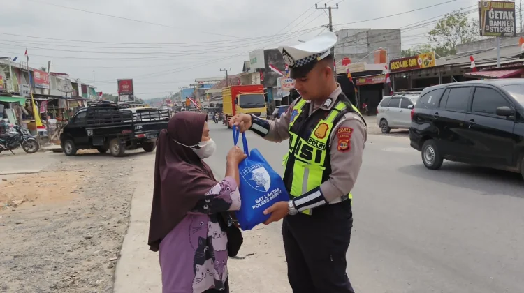 Polres Mesuji Pererat Silaturahmi Warga lewat Pembagian Paket Beras