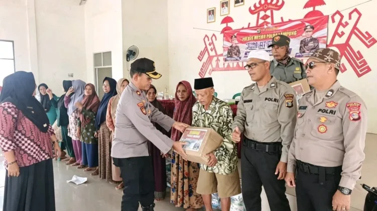 Polres Mesuji Bagikan 23 Paket Sembako di Fajar Asri