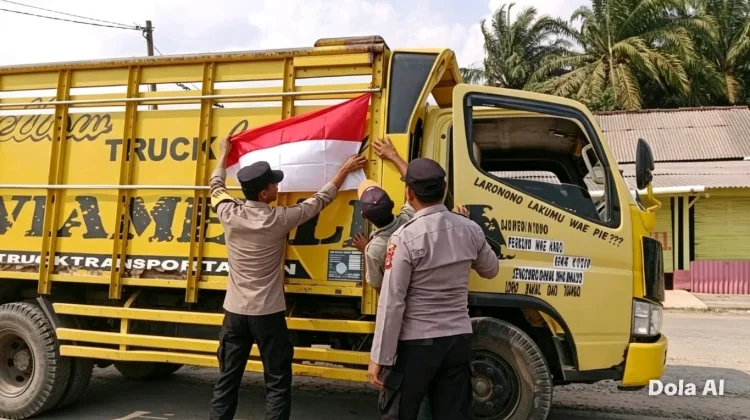 Peringati HUT RI, Polres Mesuji Bagikan Puluhan Bendera Merah Putih di Jalintim