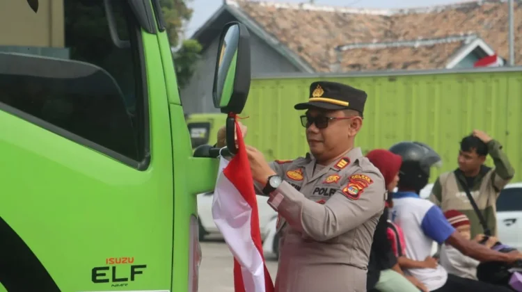 Polres Lampung Selatan Bagikan Ratusan Bendera Merah Putih