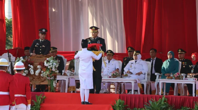 Kapolres Pringsewu Pimpin Penurunan Bendera HUT Ke-81 RI