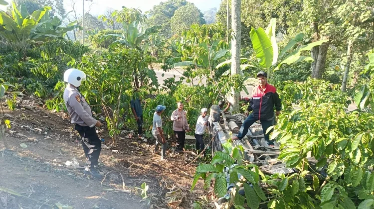 Kehilangan Kendali, Mobil Terguling di Leter S Talang Jawa