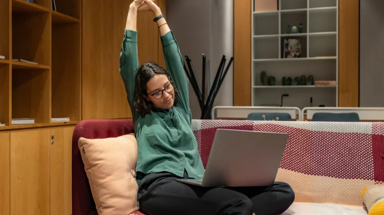 Tren Ergonomi WFH: Meningkatnya Kasus Tech-Neck di Kalangan Pekerja Digital