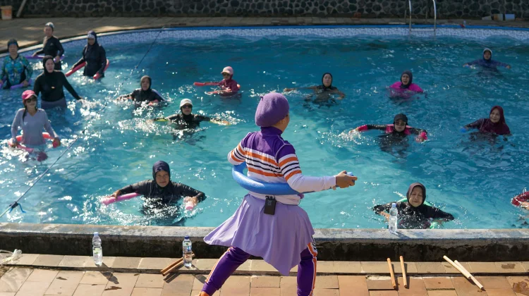 Tren Hydrotherapy untuk Lansia: Terapi Kesehatan Sendi Efektif di Air
