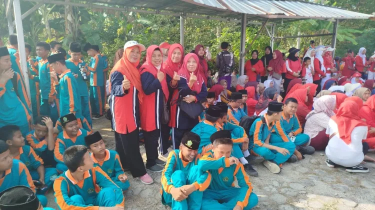 Semarak HUT ke-81 RI, Keluarga Besar MTsN 2 Tanggamus Ikuti Jalan Sehat