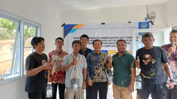 Nelayan Keteguhan Belajar Pasang Lampu U-LED Hemat Energi