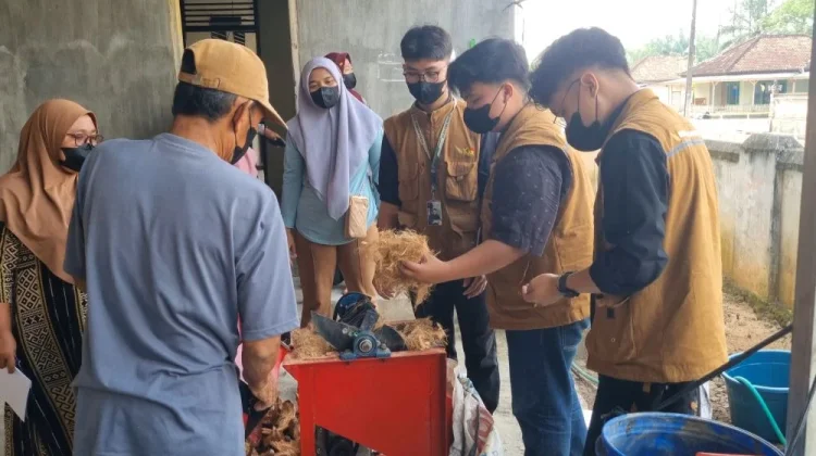 Warga Mekar Karya Dilatih Olah Kelapa Jadi VCO