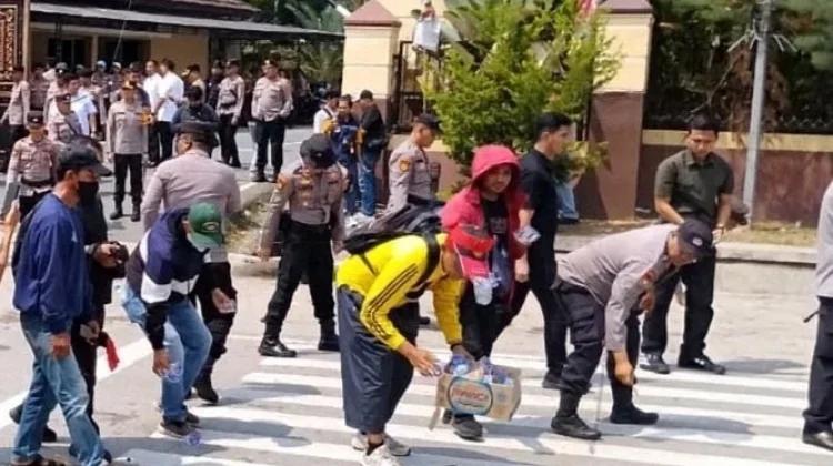 Unjuk Rasa di Mapolda Lampung Berlangsung Kondusif, Polisi Bersihkan Sampah Massa