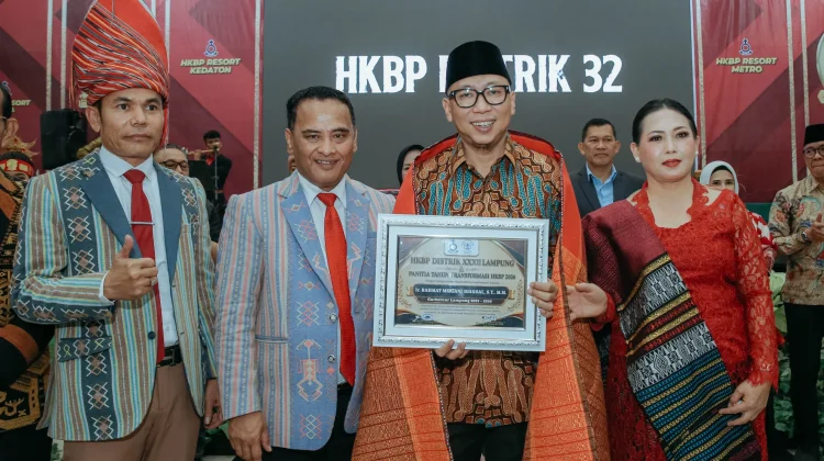 Gubernur Lampung Terima Penghargaan dari HKBP atas Kerukunan di Lampung