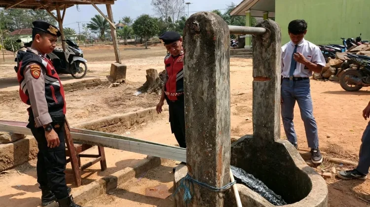 Sat Samapta Polres Mesuji Salurkan Air Bersih ke Sekolah