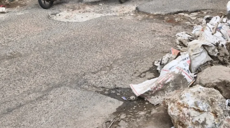 Berlubang Dalam, Jalan Pulau Singkep Sukabumi Dikeluhkan Warga