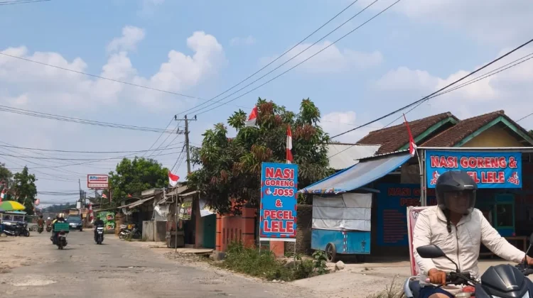Berlubang Dalam, Jalan Pulau Singkep Sukabumi Dikeluhkan Warga