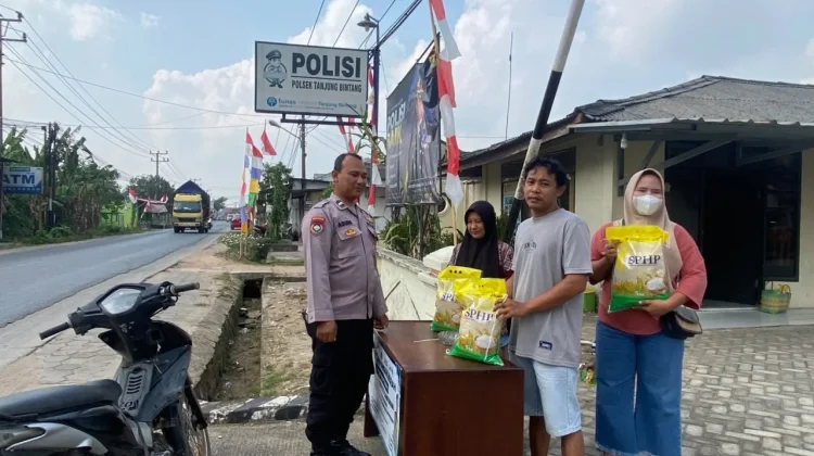 Polsek Tanjung Bintang Salurkan Beras SPHP ke Warga Lampung Selatan