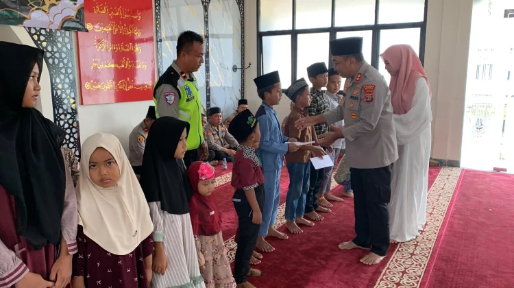 Kapolres Mesuji Santuni Anak Yatim saat Memperingati Maulid Nabi SAW