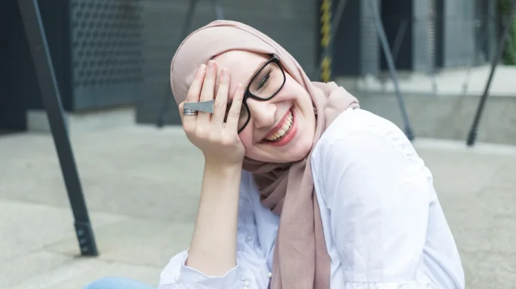 Hijab Bukan Hambatan, Ini Rahasia Merawat Rambut agar Tetap Kuat dan Berkilau