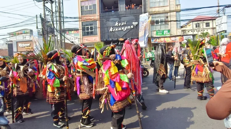 Pawai Budaya Festival Krakatau Kenalkan Tradisi Lampung