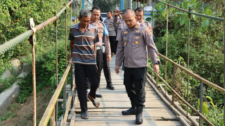 Jembatan Gantung Bumi Arum Mulai Dibersihkan, Warga Harap Tak Berhenti di Cat