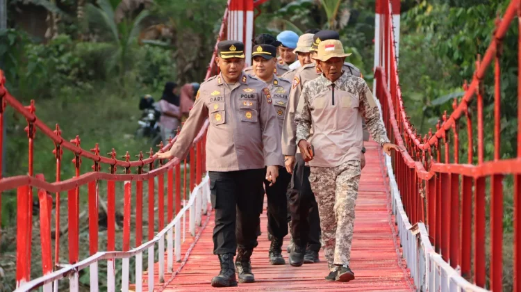 Kurang dari Dua Hari, Jembatan Gantung Bumi Arum Pulih Berkat Gotong Royong Warga
