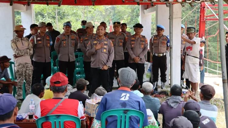 Jembatan Gantung Bumi Arum Rampung, Warga Masih Menunggu Jembatan Permanen