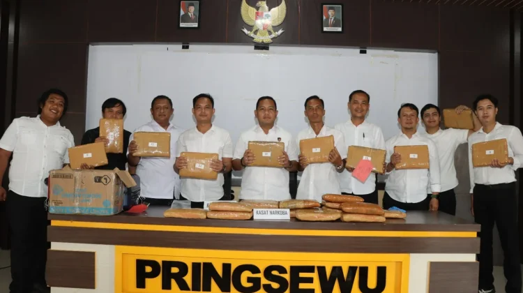 Tak Pakai Helm, Dua Pelajar SMP di Pringsewu Kedapatan Bawa 43 Paket Tembakau Sintet