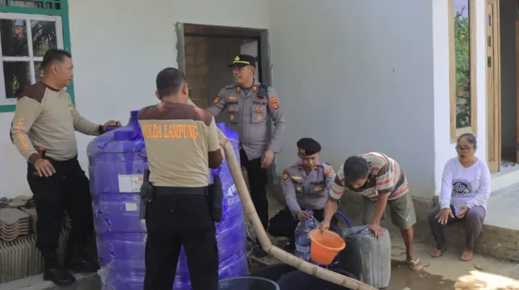 Polres Metro Salurkan Bantuan Air Bersih