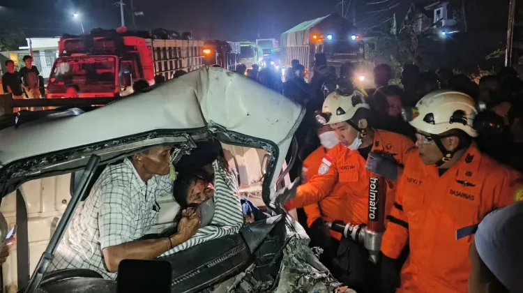 Dua Orang Terjepit dalam Kecelakaan di Candimas Berhasil Dievakuasi