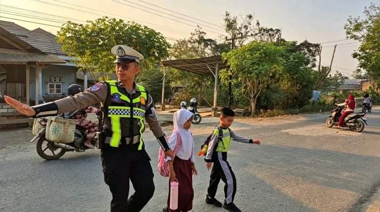 Polisi Kawal Siswa SD Selamat Sampai Sekolah