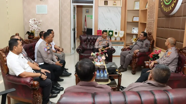 Bawa Tumpeng ke Kejari, Kapolres Pringsewu Perkuat Sinergi Penegakan Hukum