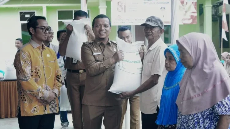 Bupati Pringsewu Serahkan Bantuan Pangan Beras di Pekon Bumiarum