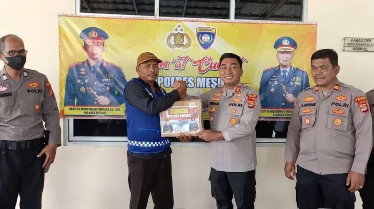 Polres Mesuji Salurkan Sembako untuk Pengemudi Ojek