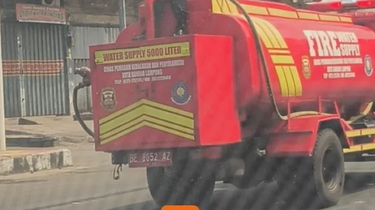 Damkar Siram Debu Vulkanik di Jalanan Bandar Lampung