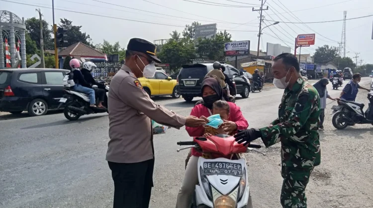 Abu Vulkanik Anak Krakatau Guyur Pringsewu, Polisi Bagikan Masker ke Warga