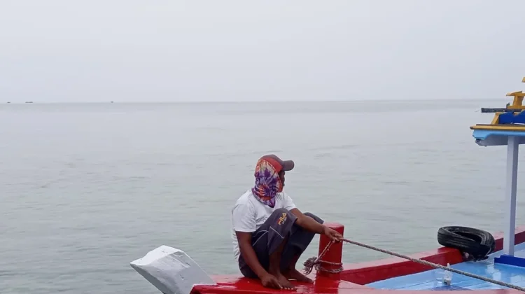 Penyeberangan Pahawang-Ketapang Masih Berlanjut, Sejumlah Kapal Bersihkan Abu