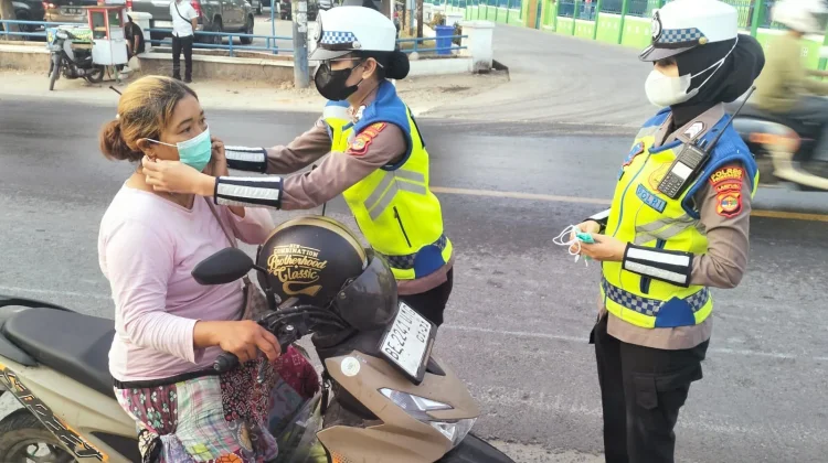 Lindungi Pengguna Jalan dari Abu Vulkanik, Satlantas Pringsewu Bagikan Masker