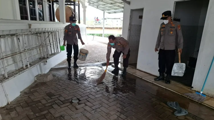 Polsek Pardasuka Bersihkan Fasilitas Publik Pemukihan Sebaran Abu Vulkanik