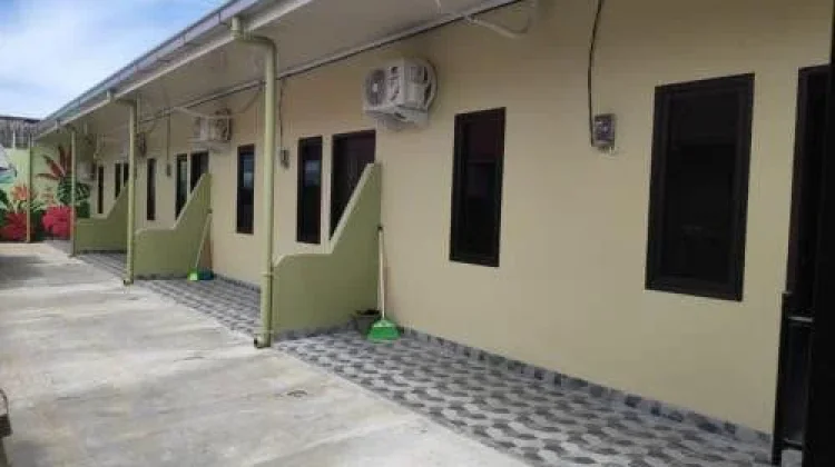 Abu Vulkanik Masih Menempel, Warga Bandar Lampung Rutin Bersihkan Rumah