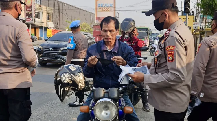 Polres Lampung tengah Bagikan Masker Antisipasi Abu Vulkanik