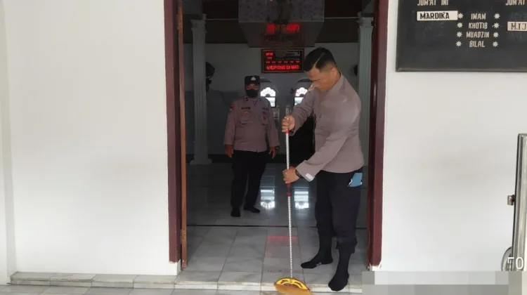 Gotong Royong Warga Bersihkan Lingkungan Dari Abu Vulkanik di Pringsewu