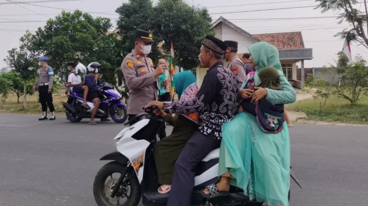 Lindungi Masyarakat dari Abu Vulkanik GAK, Polsek di Polres Metro Bagikan Masker