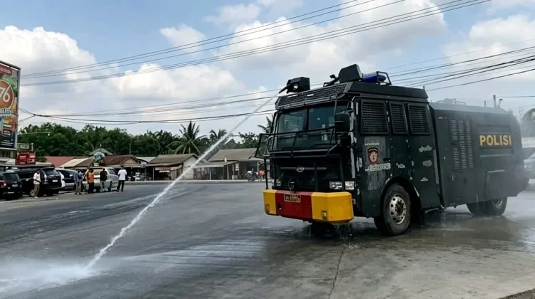 Polres Mesuji Semprot Jalan Antisipasi Abu Vulkanik