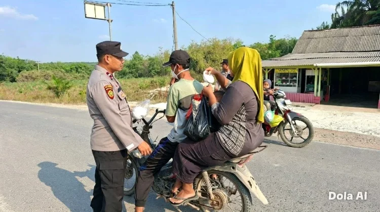 Polres Mesuji Bagikan Masker Antisipasi Abu Vulkanik