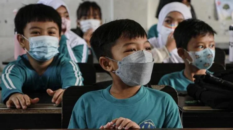 Cara Melindungi Anak dari Paparan Abu Vulkanik Anak Krakatau