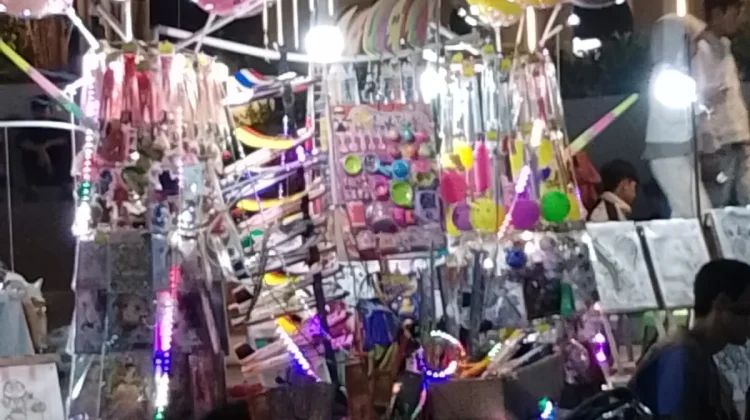 Penuh Warna Penuh Senyum: Kisah dan Semangat Pedagang Mainan Anak-anak